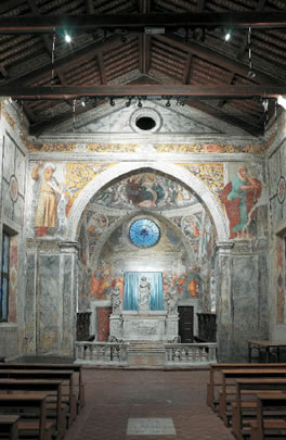 San Vito al Tagliamento  Chiesa di Santa Maria  dei Battuti: affreschi  dell’arco santo e veduta  d’assieme del presbiterio.  Alla sinistra dell’arco,  tra ricche decorazioni classicheggianti, sta la figura imperiosa di David, a destra quella autorevole e